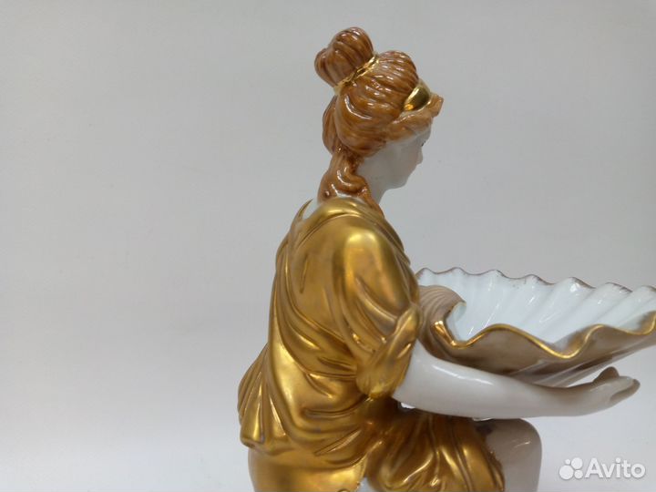 Статуэтка девушка с раковиной