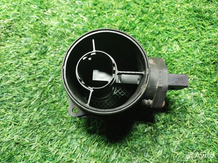 Датчик массового расхода воздуха Volkswagen Passat