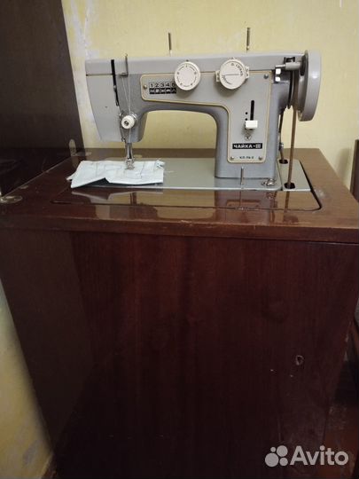 Швейная машинка с тумбой 