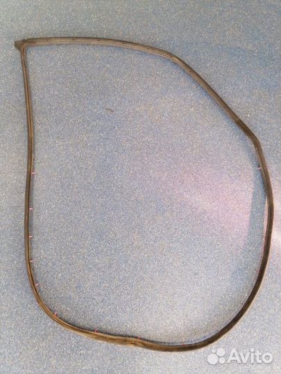 Уплотнитель двери задний правый Toyota Corolla