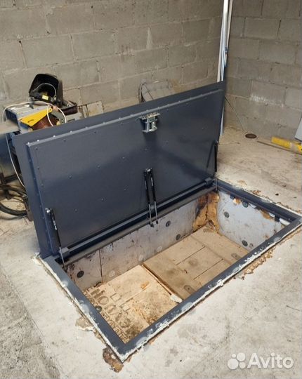 Напольный люк в подвал на амортизаторах 408*388