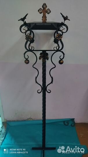 Стол-кормушка на кладбище ручной работы