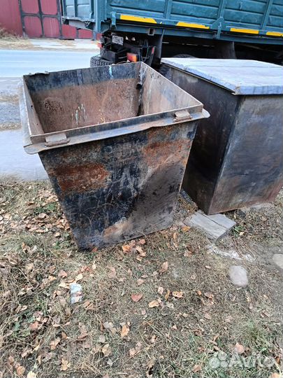 Мусорный бак б/у