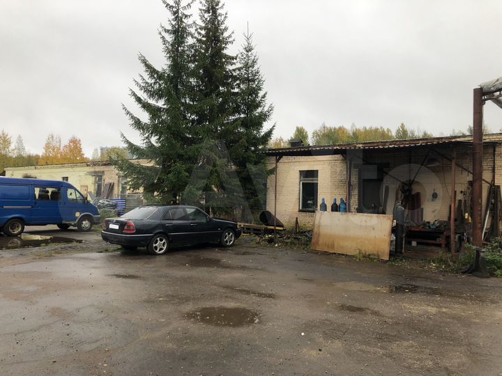 Здание 430 м² на земельном участке 2976 м²