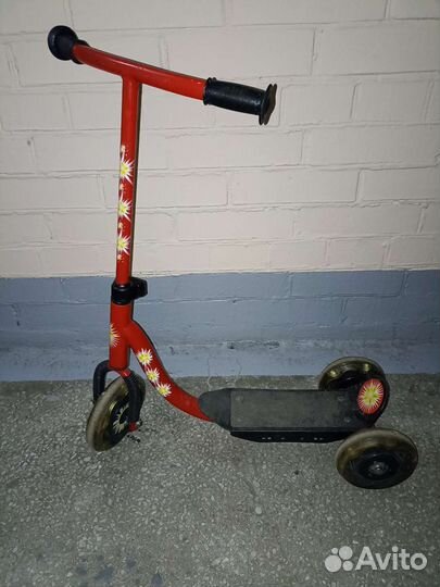 Самокат трёхколёсный