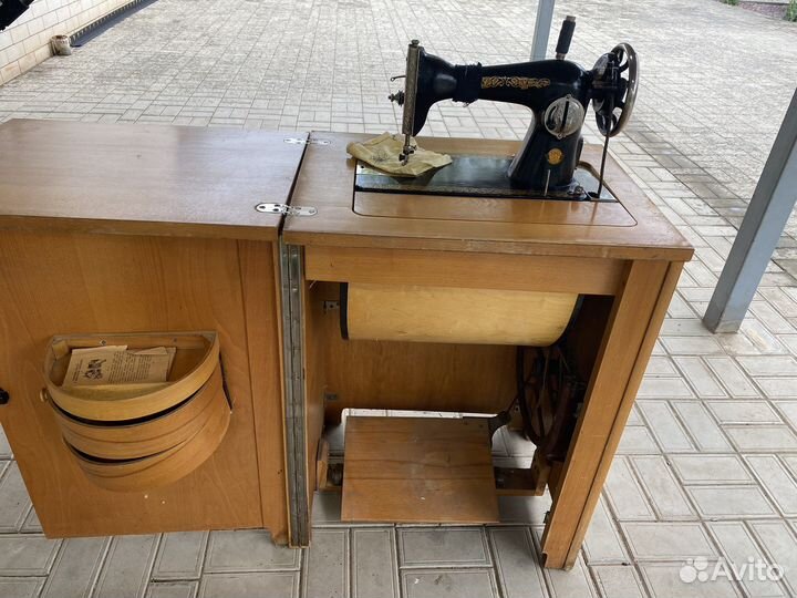 Швейная машинка в рабочем сострянии