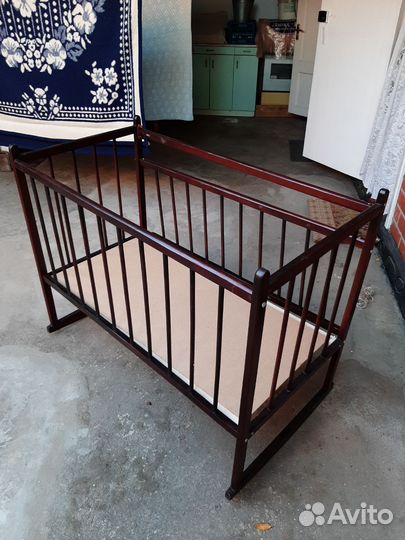 Кроватка детская с матрасом и маятником