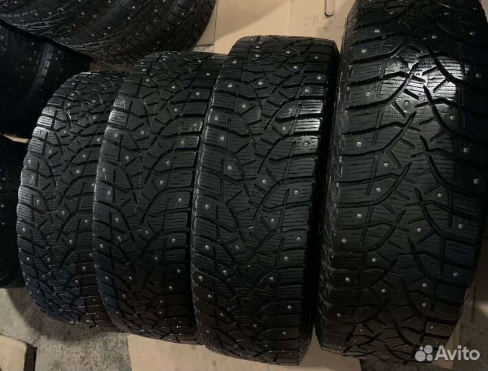 Bridgestone Blizzak Spike-02 SUV 215/65 R16 98T