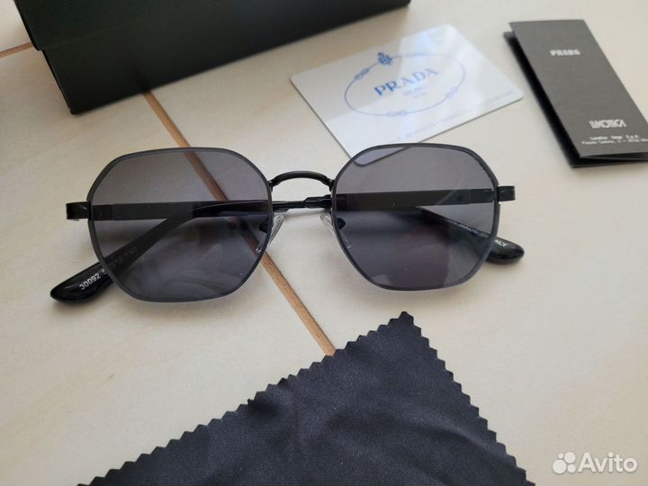 Солнцезащитные очки Prada