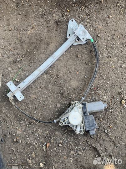 Стеклоподьемник левый Mitsubishi Carisma