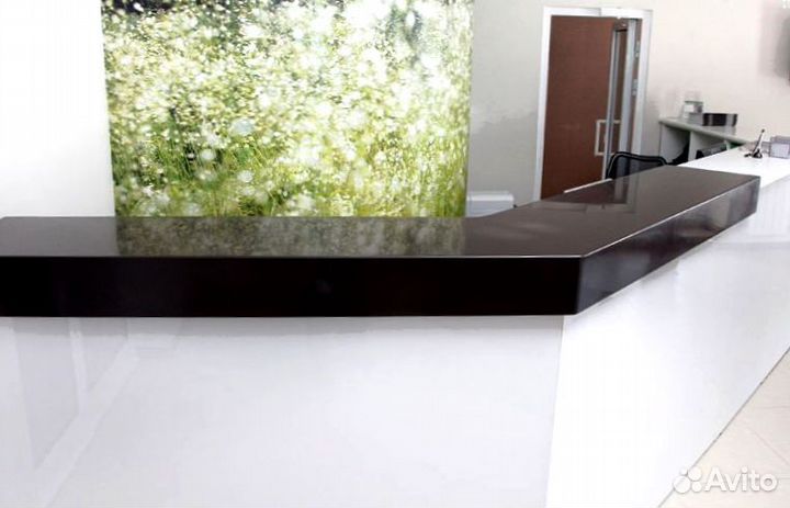 Барная стойка для приемной кварцевого агломерата