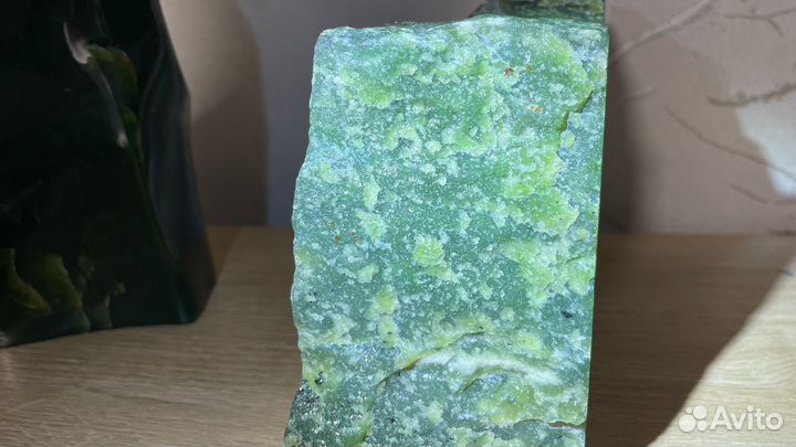 Спилы из нефрита в коллекцию