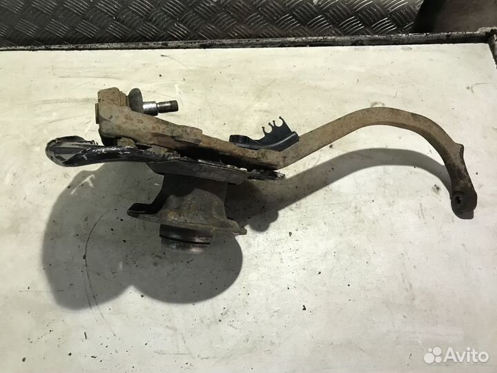 Кулак передний правый Mercedes Benz W220