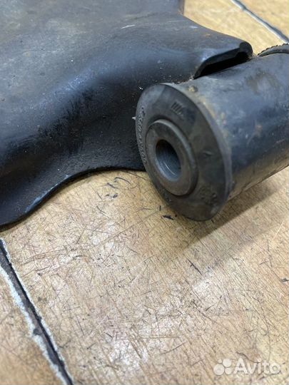 Рычаг подвески передний левый Nissan Micra CR12DE