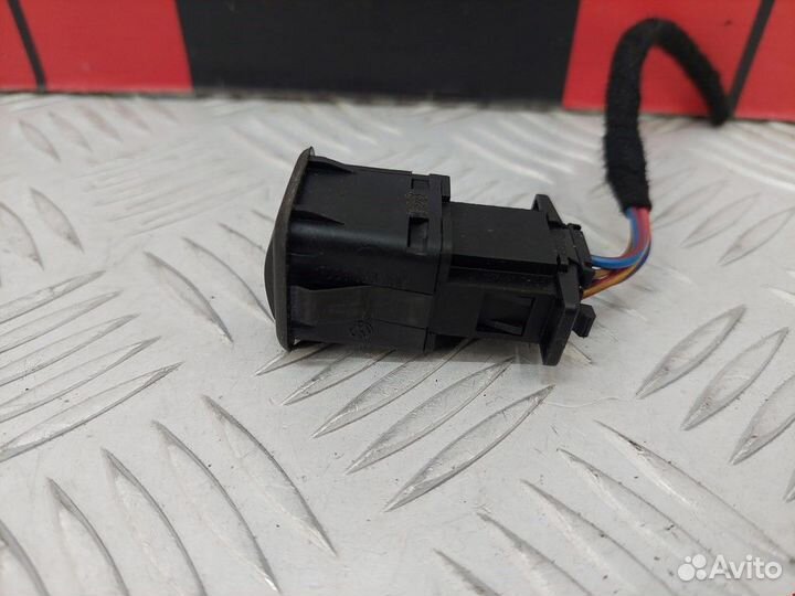 Кнопка открывания люка Volkswagen Golf 3 2000