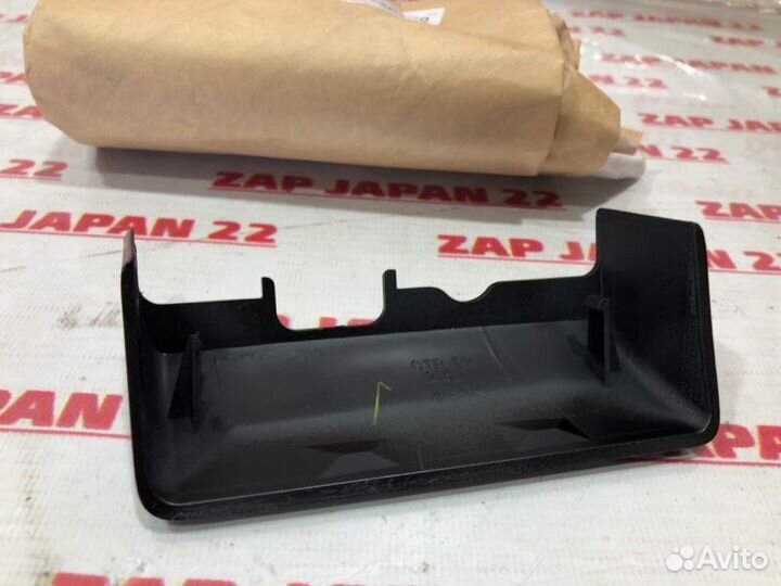 Крышка рейлинга правая Toyota Land Cruiser 200