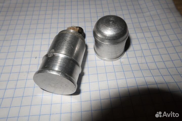 Старая бензиновая зажигалка