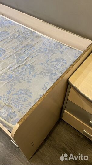 Кровать односпальная с ящиками и матрасом