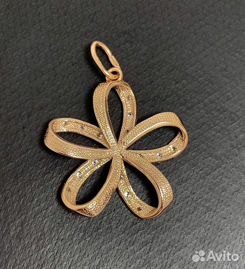 Золотая подвеска с фианитами
