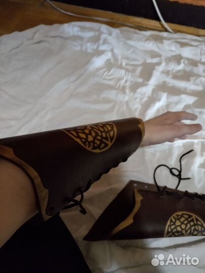 Наручи кожаные с рисунком