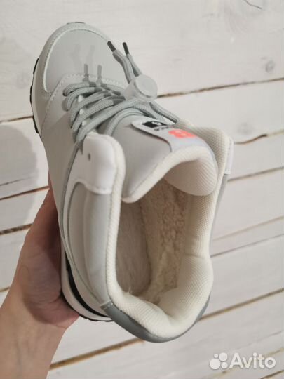 Новые зимние кроссовки, серые, на 32 и 33 размеры