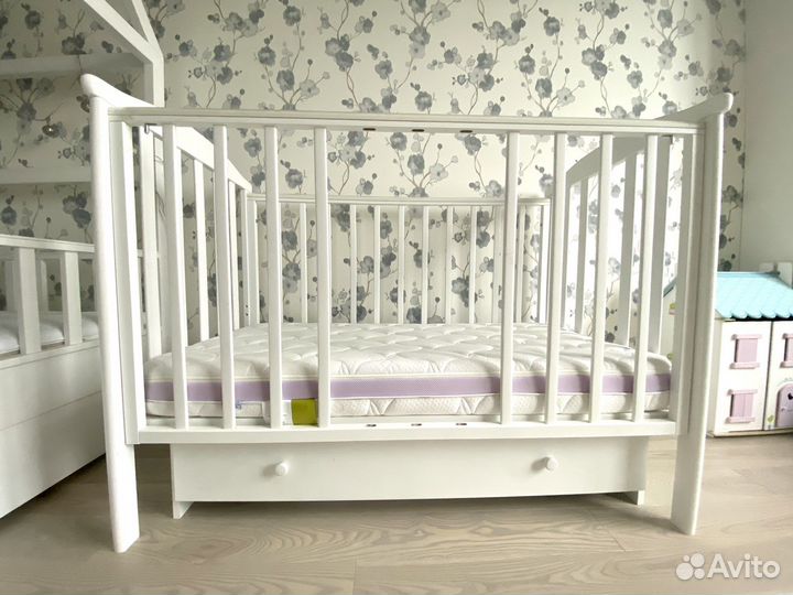 Детская кроватка с маятником