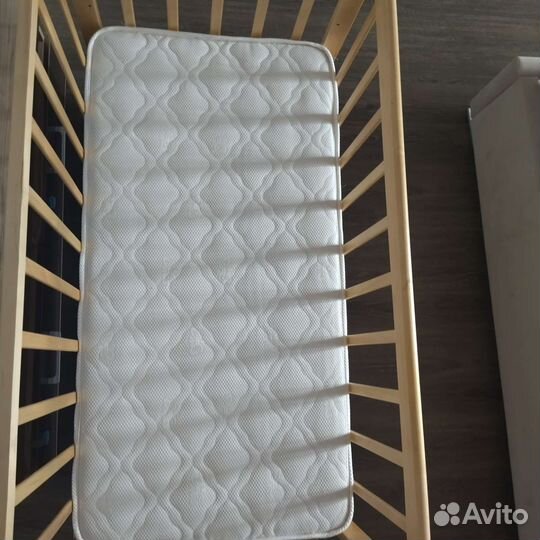 Детская кроватка с маятником