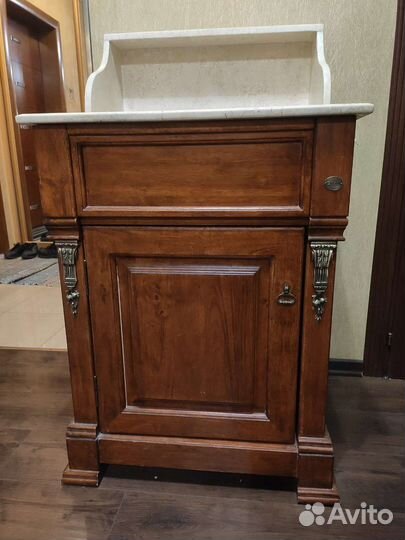 Раковина с тумбой и зеркалом