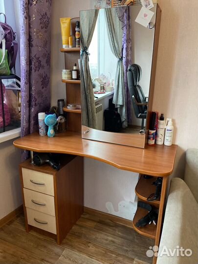 Столик с зеркалом