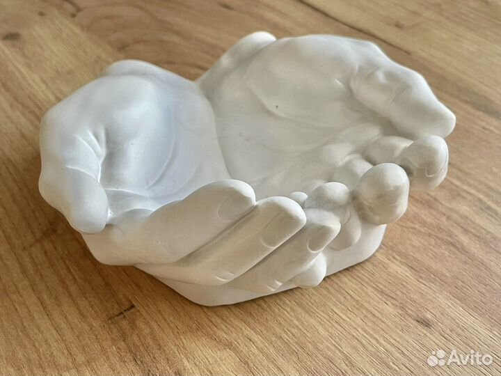 Гипсовая фигура ладони