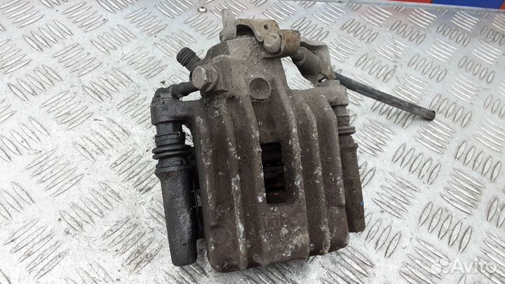 Суппорт тормозной задний левый на Volkswagen Bora