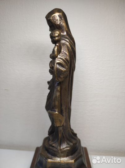 Статуя Дева Мария