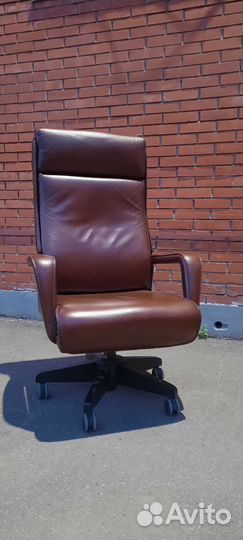 Кожанное кресло руководителя