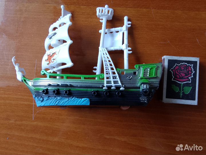 Игрушечный корабль-парусник