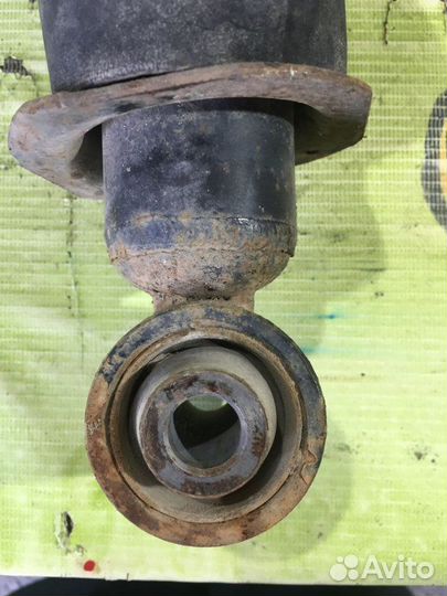 Стойка амортизатор задняя Toyota Avensis T250