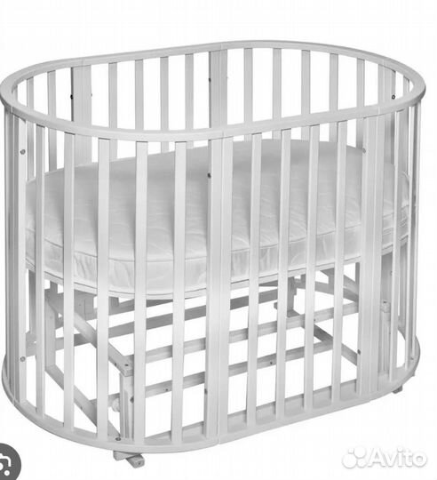 Детская кроватка с маятником белая