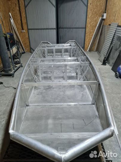 Лодка алюминиевая (болотоход)