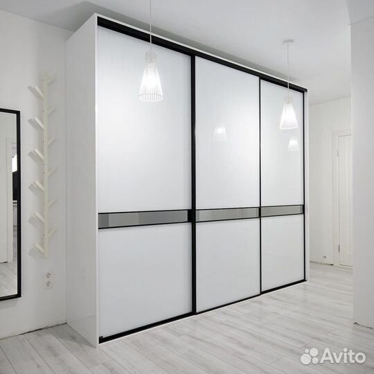 Шкаф-купе по индивидуальному заказу в современном стиле