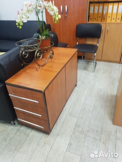 Сейф, кресла офисные, тумбы, журнальный столик
