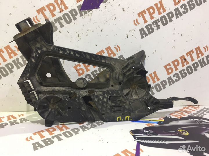 Шкода Октавия Кронштейн крепления фары правый