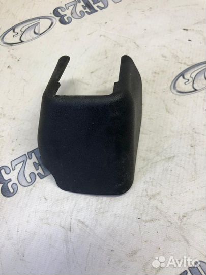 Крышка кронштейна сиденья Mitsubishi Outlander 1