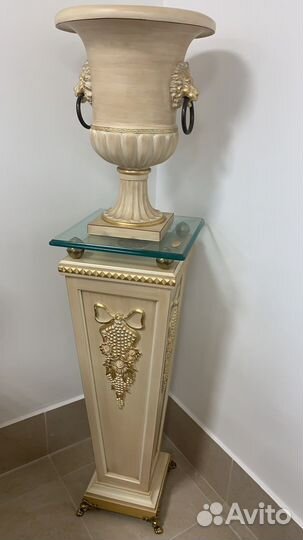 Колонна с вазой Итания