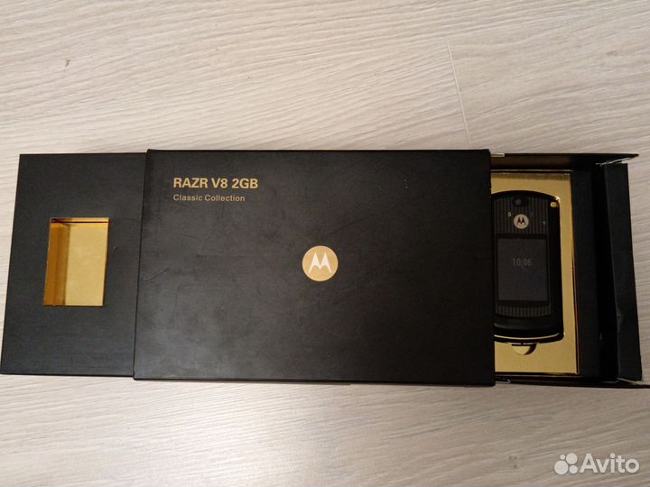 Motorola RAZR2 V8, 2 ГБ