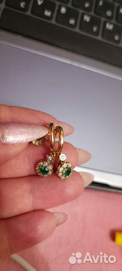 Золотые серьги с бриллиантами и изумрудами