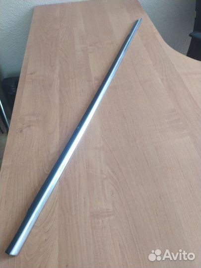 Молдинг стекла передний правый Volkswagen Passat