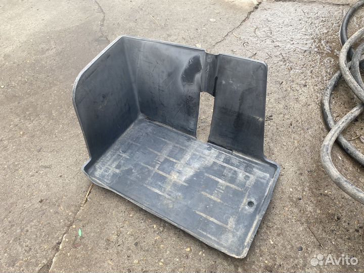 Площадка под АКБ Mitsubishi L200