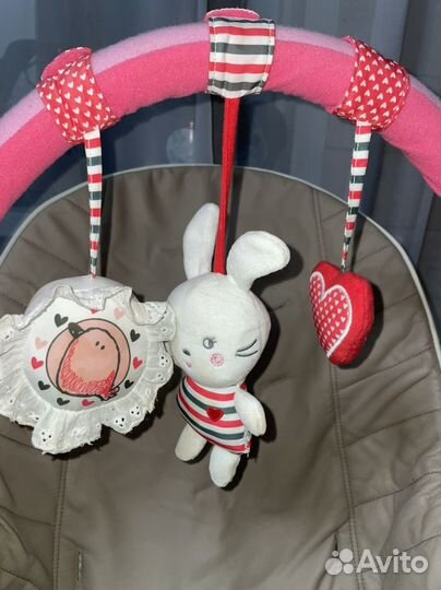 Дуга с игрушками на стульчик