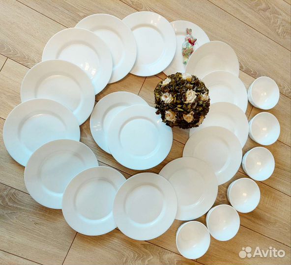 Набор столовой посуды из 16 больших тарелок