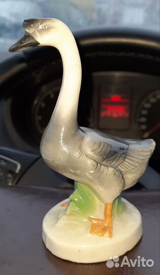 Фарфоровая статуэтка Гусь