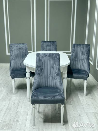 Стол и стулья для кухни. В наличии
